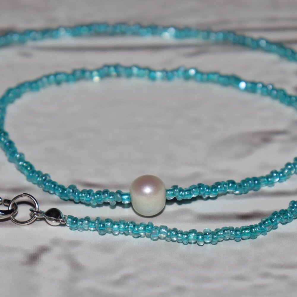 ✨ Blue Glass Beaded Necklace NWOT · 17" long · Solitaire Natural Pearl Graceful